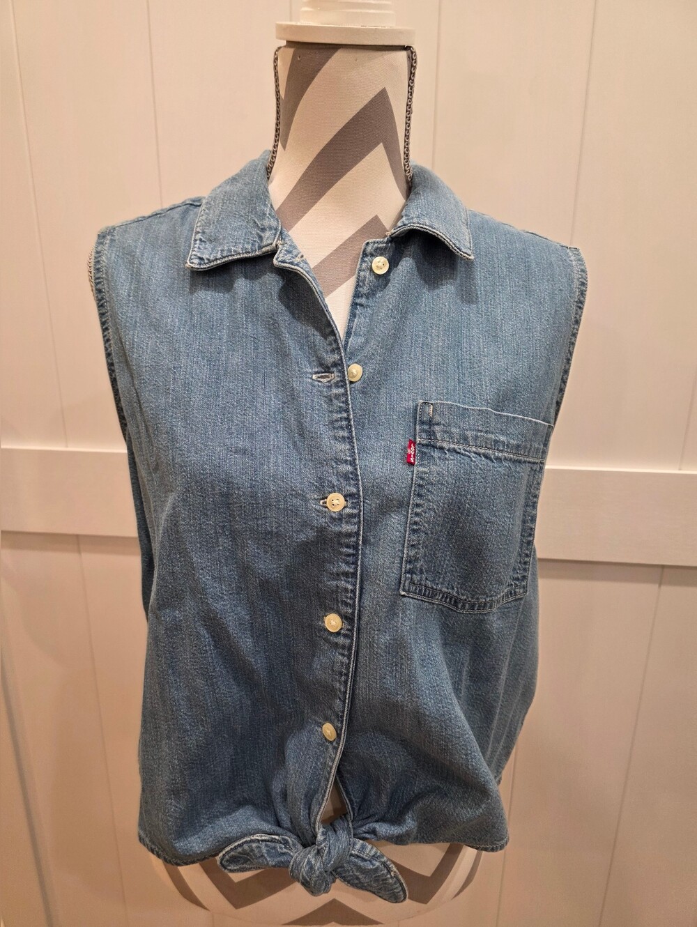 Vintage  Levi's Women's Medium Wash Denim Sleeveless Shirt Size L *183 B1